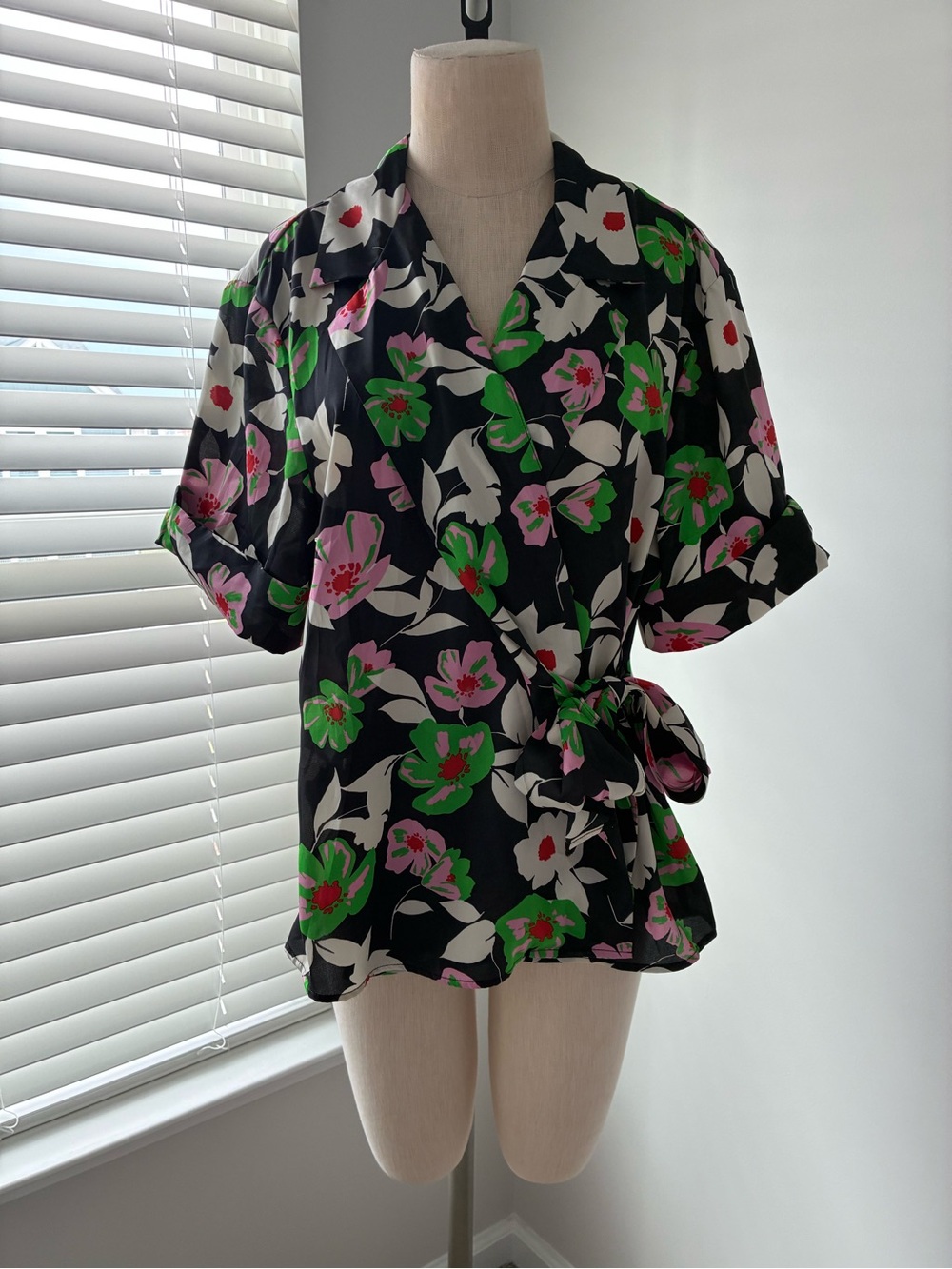 Who What Wear Women's Floral Wrap Short Sleeve Blouse